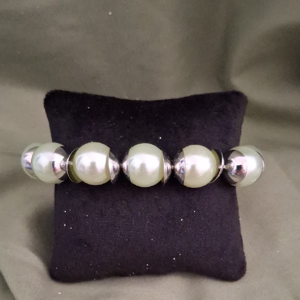 Paparazzi Silver and Light Green Pearl Bracelet